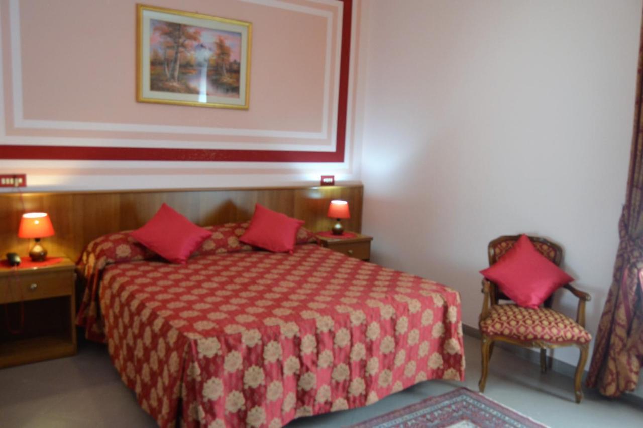 Hotel Facioni Pomezia Buitenkant foto
