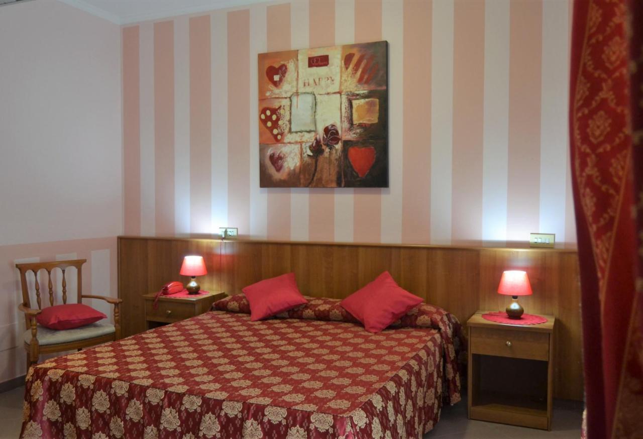 Hotel Facioni Pomezia Buitenkant foto