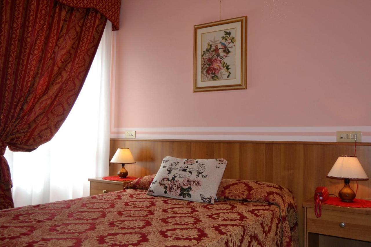 Hotel Facioni Pomezia Buitenkant foto