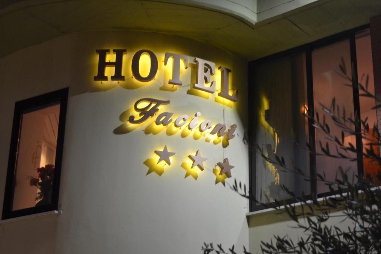 Hotel Facioni Pomezia Buitenkant foto