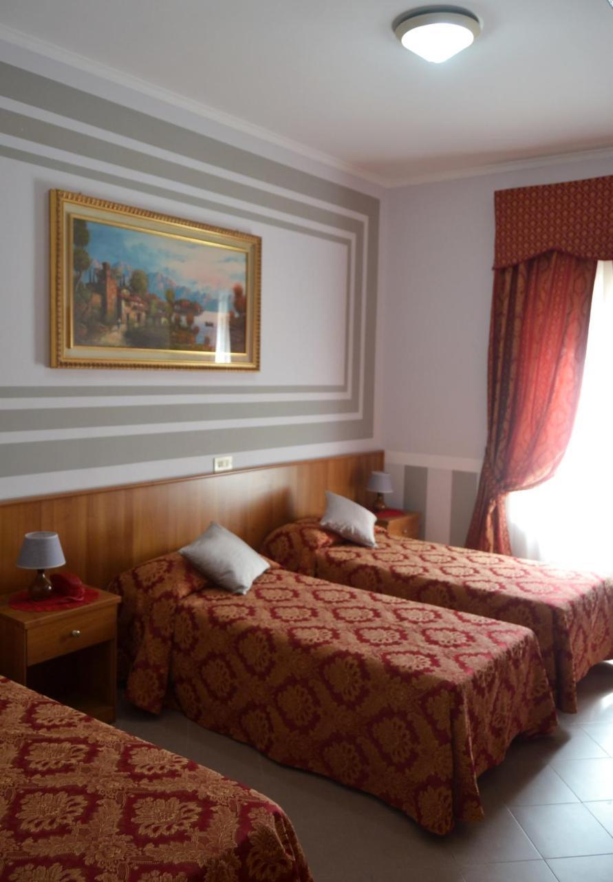 Hotel Facioni Pomezia Buitenkant foto