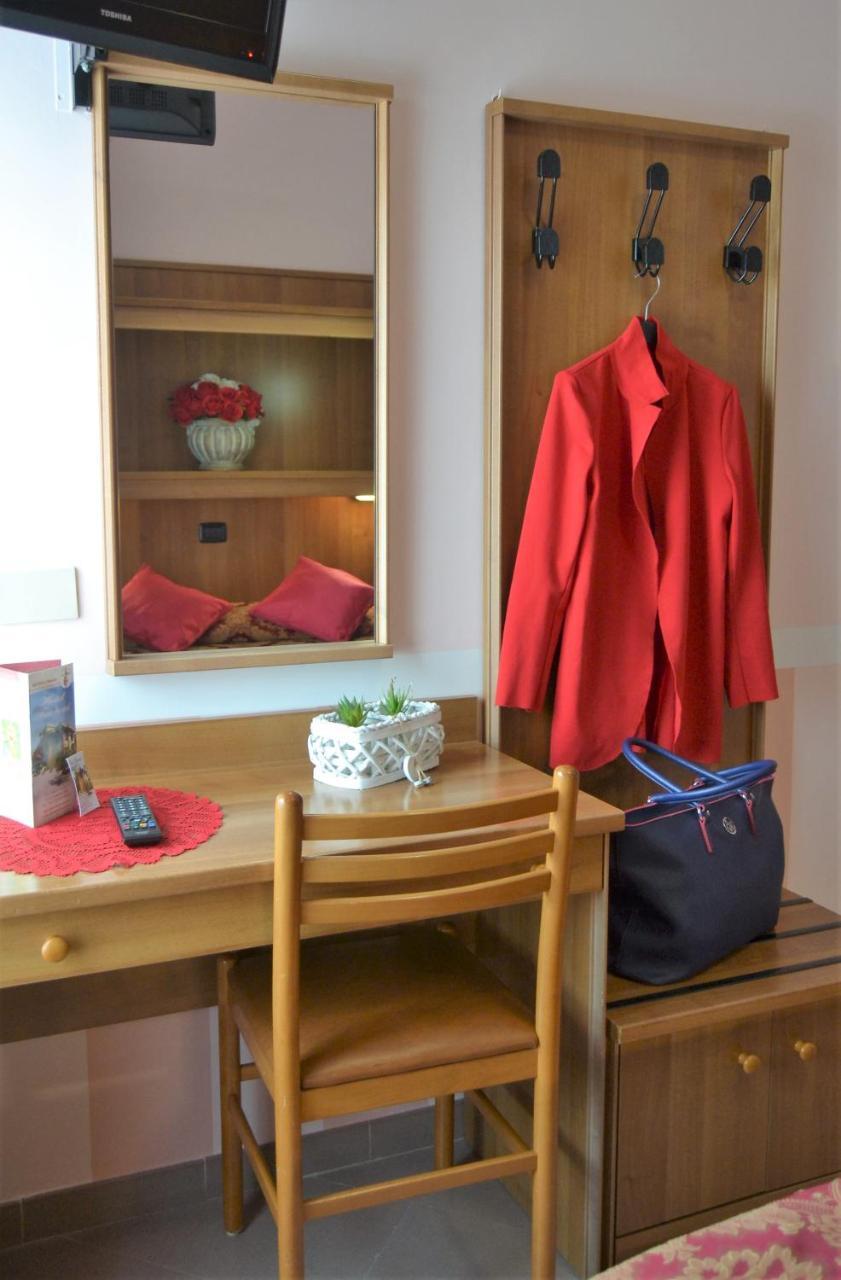 Hotel Facioni Pomezia Buitenkant foto