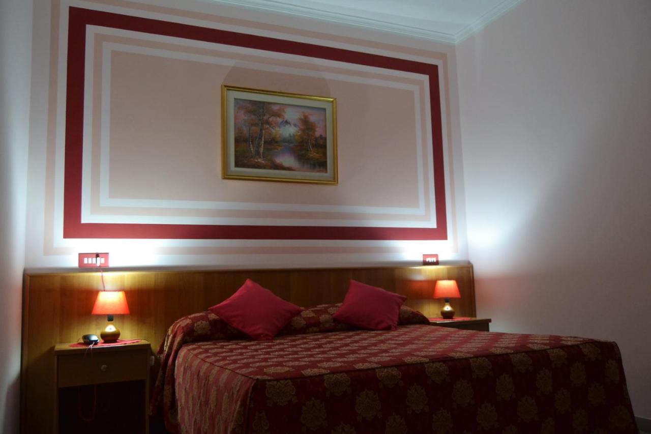 Hotel Facioni Pomezia Buitenkant foto