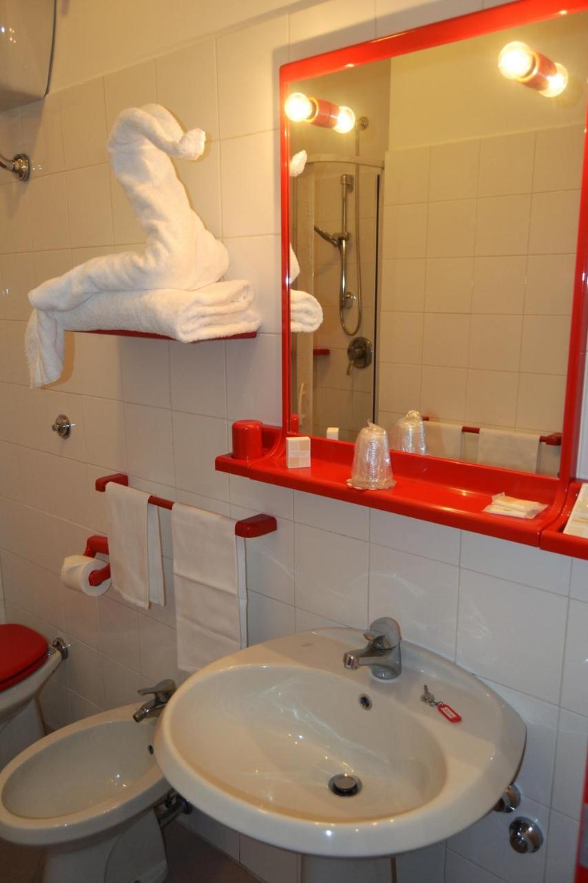 Hotel Facioni Pomezia Buitenkant foto