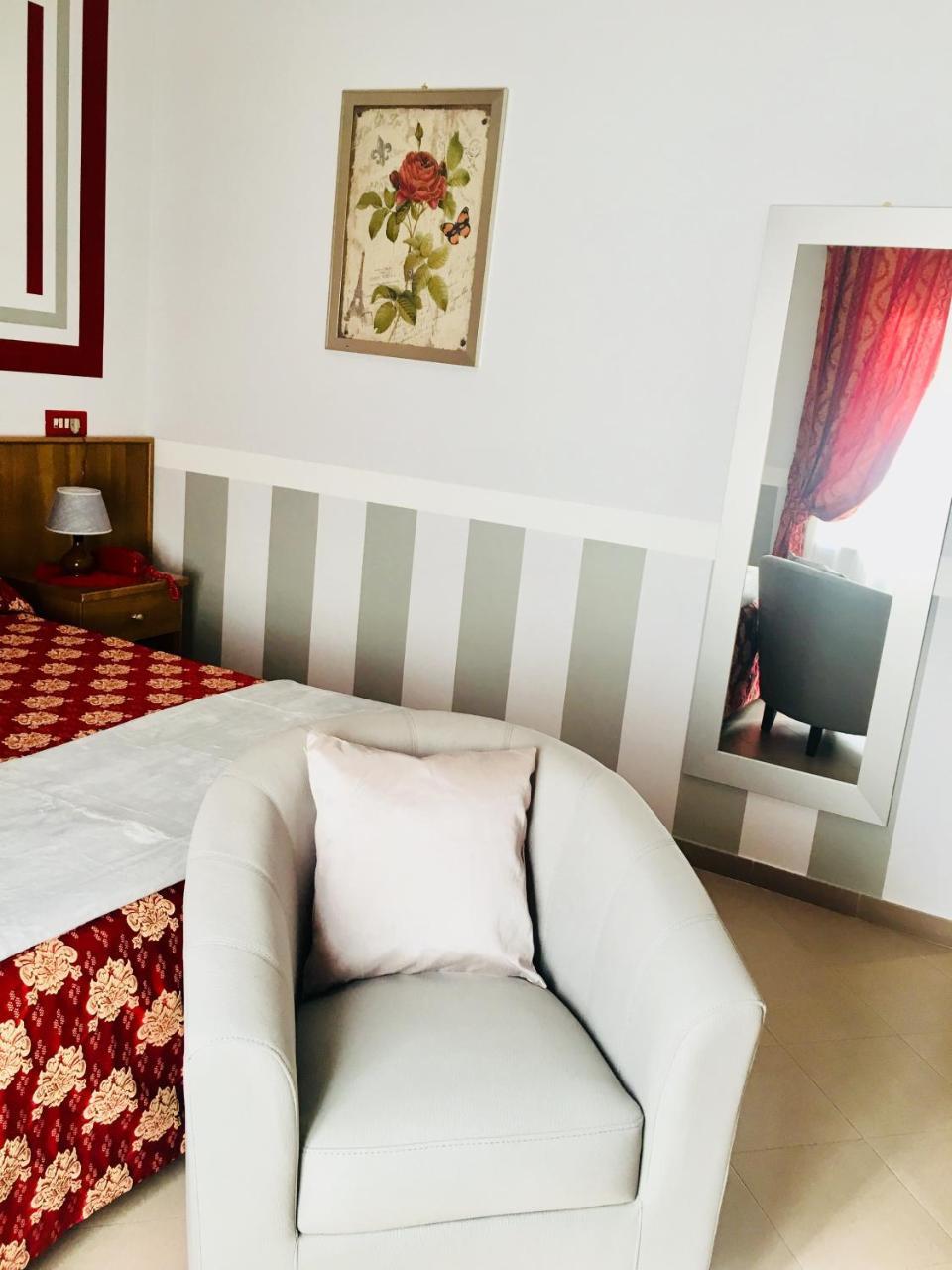 Hotel Facioni Pomezia Buitenkant foto